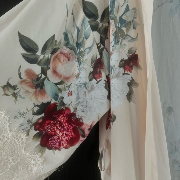 Flora Nikrooz floral romantic lace trimmed robe - Picture 5 of 10